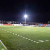 Una volta entrati nel complesso sportivo, ci ritroviamo di fronte a un campo in erba sintetica...